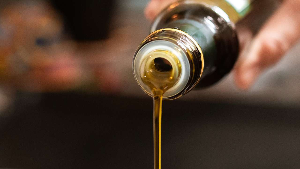 Olio d'oliva prezzi aumenti motivi
