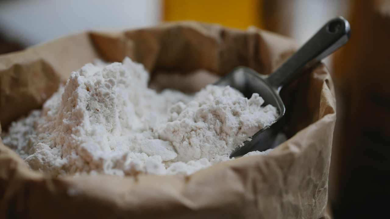Farina scaduta perfetta per pulire superfici ed oggetti in cucina
