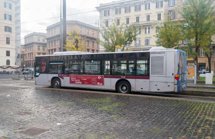 Roma 47enne muore colto malore autobus