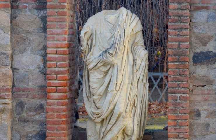 Statue romane prive testa motivo artisti