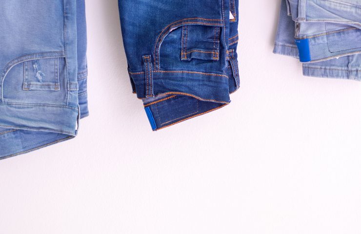 jeans lavaggio stirare trucchetto consigli 