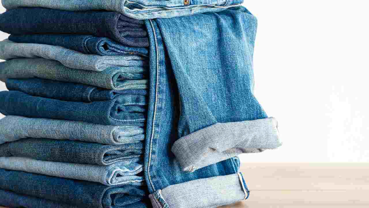 jeans lavaggio stirare trucchetto consigli strisce 